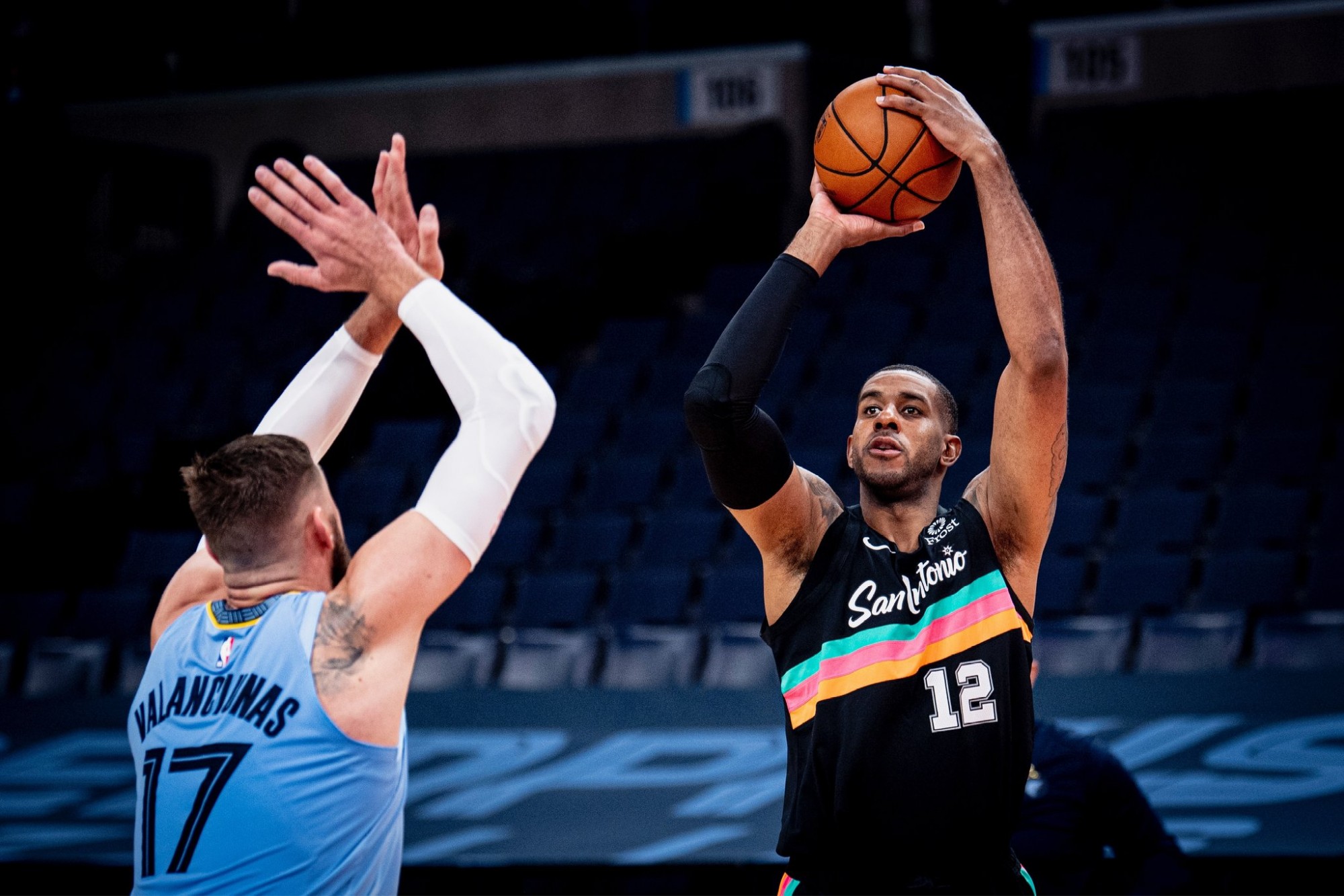 逐渐增强的 逐渐增强的