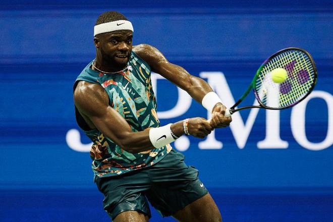 天津队第三局被逆转,全队在局间休息时群策群力….